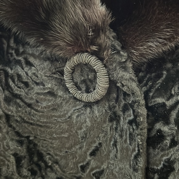 Vintage lambs fur coat with fur collar from Maple Furriers in Oak Park Illinois. - Picture 5 of 11